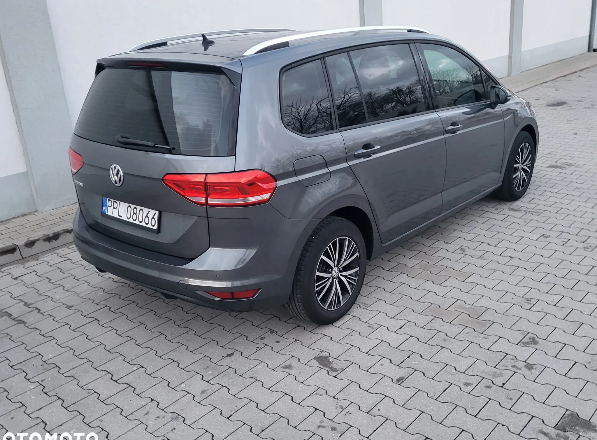 Volkswagen Touran cena 59000 przebieg: 82752, rok produkcji 2018 z Pleszew małe 92